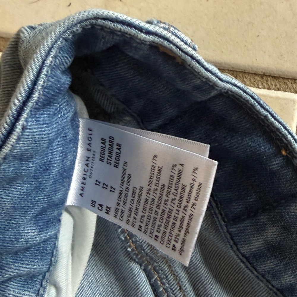 Light Wash Distressed Ripped Jeans - Picture 3 of 3